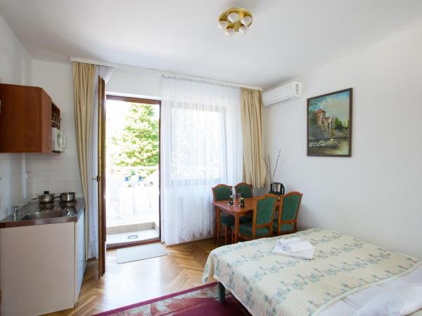 HELIOS Hotel Apartments : photo 7 de la chambre studio supérieur avec balcon