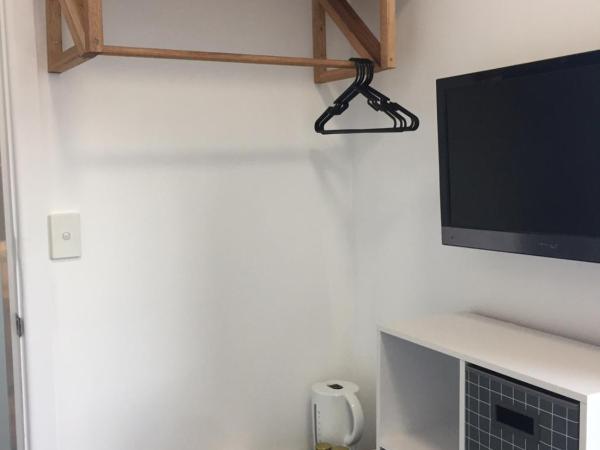 Sandy Bottoms Guesthouse : photo 8 de la chambre chambre double avec vue partielle sur l'océan et salle de bains commune