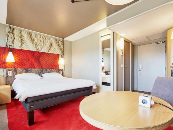 ibis Deauville Centre : photo 4 de la chambre chambre premium avec 1 lit double, 1 canapé simple et balcon