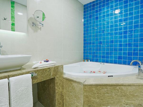 The Grand Mira Business Hotel : photo 2 de la chambre suite deluxe avec baignoire spa