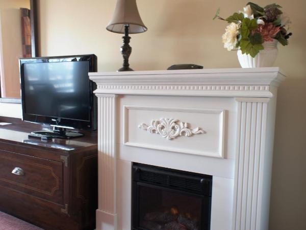 Kings Inn Near the Falls : photo 4 de la chambre chambre lit queen-size avec bain à remous