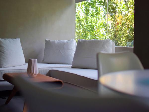 101 Adrianou Apartments : photo 8 de la chambre suite supérieure - vue sur jardin