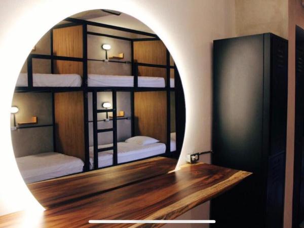 Moloch Hostel & Suites : photo 1 de la chambre dortoir pour femmes