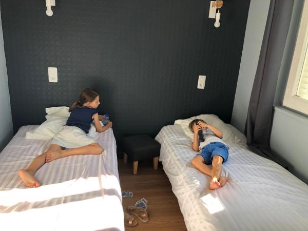 Htel La Rserve de Brive : photo 9 de la chambre suite familiale