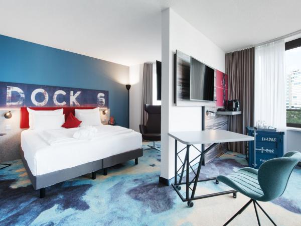 Mercure Hotel Hamburg City : photo 3 de la chambre suite junior avec lit king-size, canapé et minibar allin