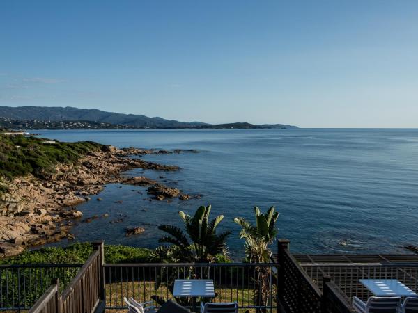 Sofitel Golfe d'Ajaccio Thalassa Sea & Spa : photo 7 de la chambre chambre lit king-size de luxe avec solarium privé - vue sur mer 