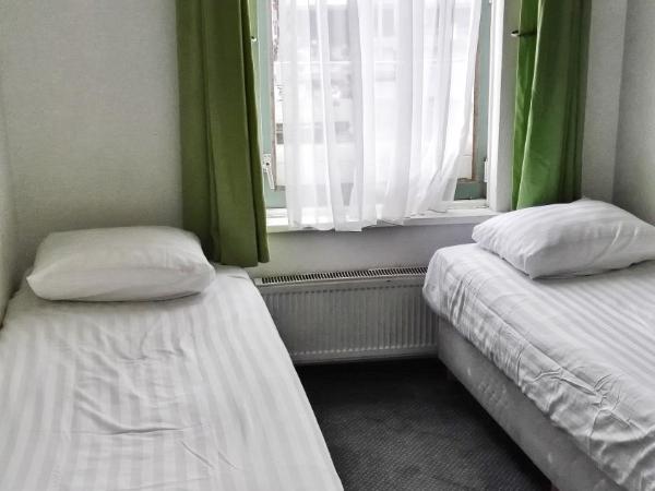 Rembrandt Square Hotel : photo 5 de la chambre chambre lits jumeaux avec salle de bains commune