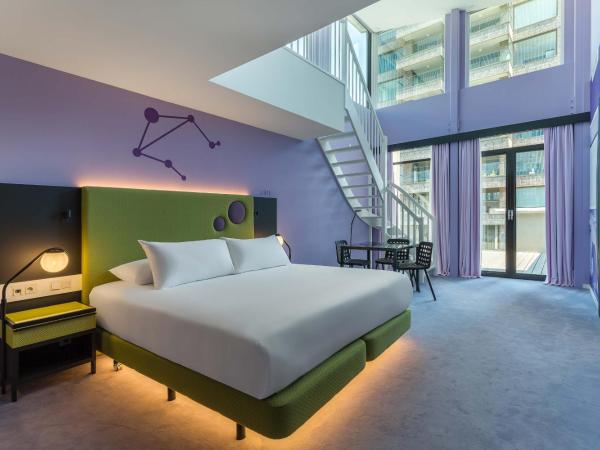 Room Mate Bruno : photo 1 de la chambre chambre familiale en duplex avec terrasse (réservée par 2 adultes avec enfants)