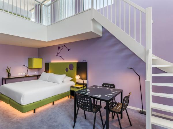 Room Mate Bruno : photo 3 de la chambre chambre familiale en duplex avec terrasse (réservée par 2 adultes avec enfants)