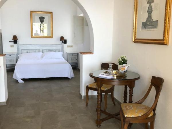 Residence Terra Rossa Taormina : photo 2 de la chambre studio avec patio et vue sur la mer