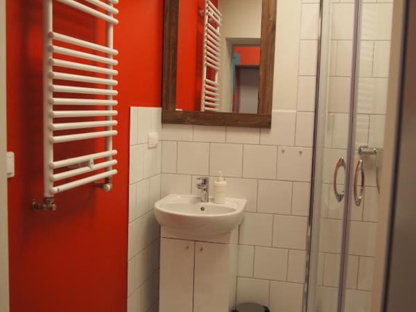 Moon Hostel Poznań : photo 8 de la chambre chambre lits jumeaux avec salle de bains