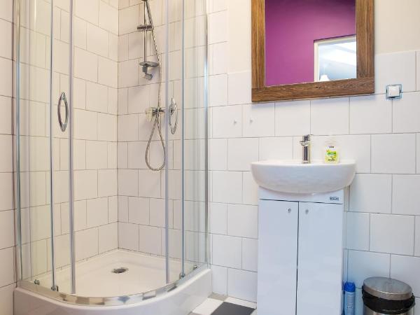 Moon Hostel Poznań : photo 4 de la chambre chambre lits jumeaux avec salle de bains