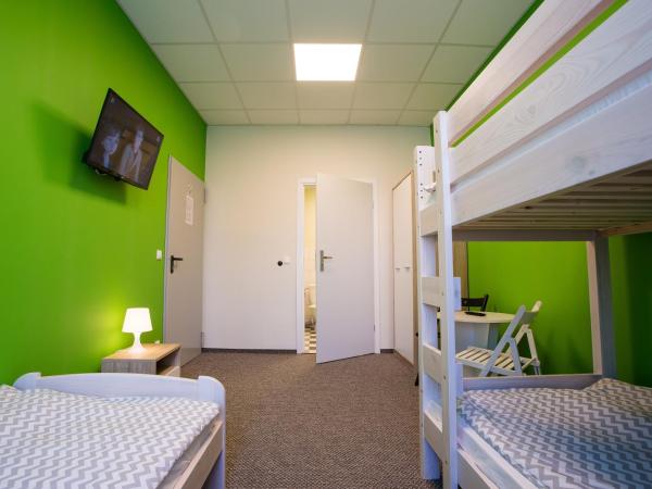 Moon Hostel Poznań : photo 6 de la chambre chambre lits jumeaux avec salle de bains