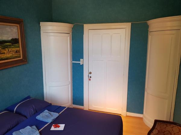 Château Moulinsart Hotel-Resto-Long Term Parking, shuttle airport, snooker, large terrasse : photo 6 de la chambre chambre double deluxe