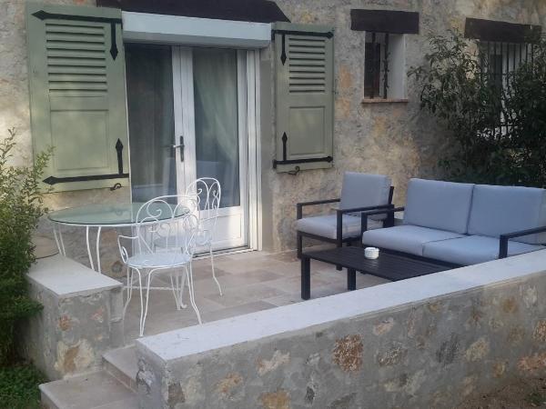 Aux charmes de grasse : photo 3 de la chambre chambre double - vue sur jardin