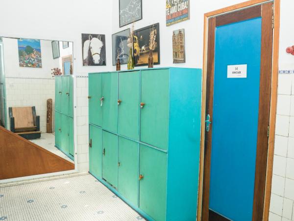 Mambembe Hostel : photo 4 de la chambre chambre lits jumeaux avec salle de bains commune