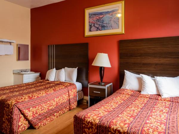 Europa Hotel : photo 2 de la chambre chambre double avec 2 lits doubles et salle de bains commune