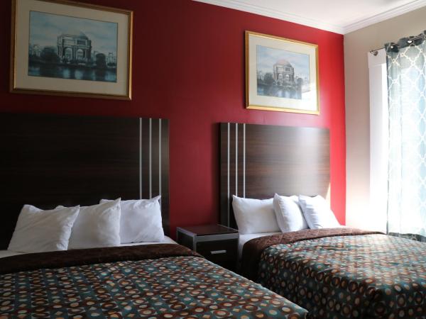 Europa Hotel : photo 3 de la chambre chambre double avec 2 lits doubles et salle de bains commune