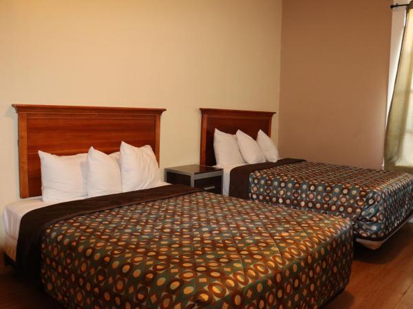 Europa Hotel : photo 8 de la chambre chambre double avec 2 lits doubles et salle de bains commune