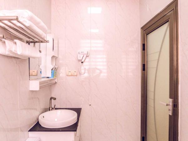 Nanjing Lafei Hotel Lukou Airport Branch : photo 1 de la chambre chambre familiale avec salle de bains privative