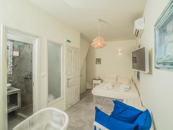 Kaleidoscope Cave Houses : photo 9 de la chambre studio avec bain à remous extérieur - vue sur caldeira