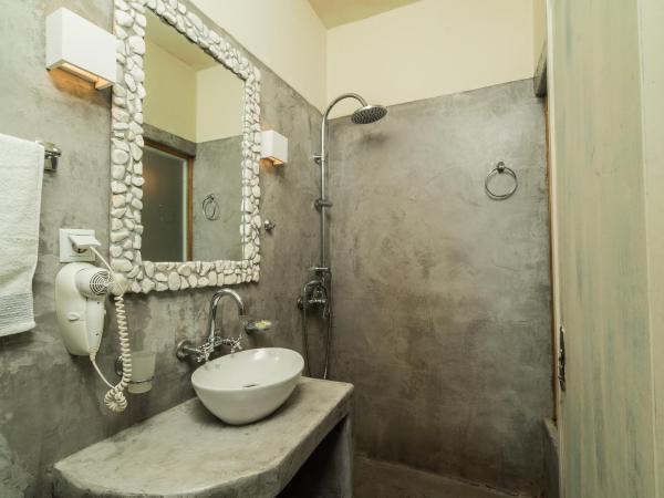 Kaleidoscope Cave Houses : photo 8 de la chambre studio avec bain à remous extérieur - vue sur caldeira