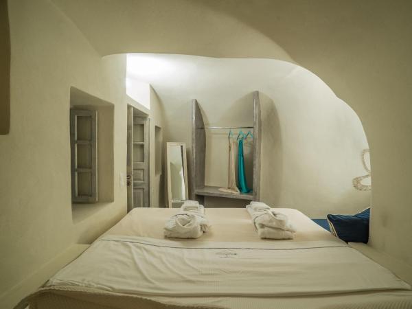 Kaleidoscope Cave Houses : photo 5 de la chambre maison troglodyte 2 chambres avec bain à remous extérieur - vue sur caldeira