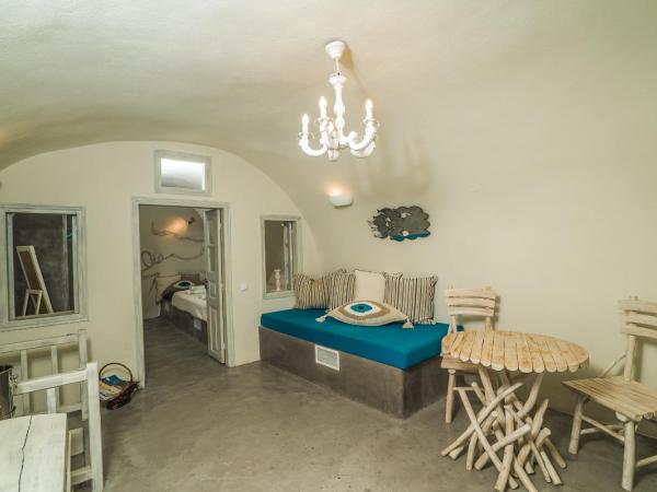 Kaleidoscope Cave Houses : photo 8 de la chambre maison troglodyte 2 chambres avec bain à remous extérieur - vue sur caldeira