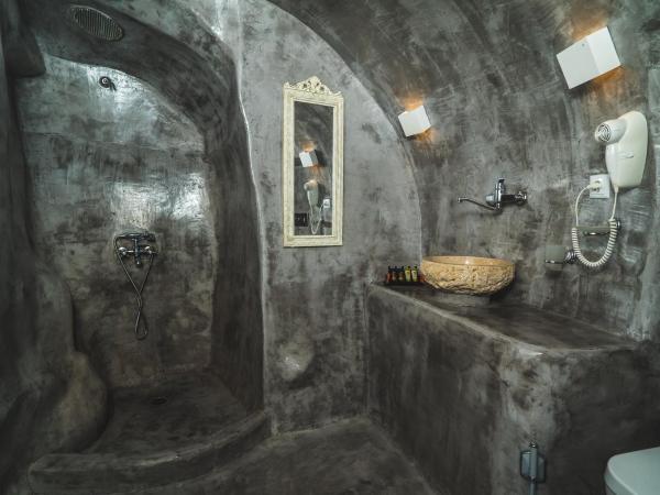 Kaleidoscope Cave Houses : photo 9 de la chambre maison troglodyte 2 chambres avec bain à remous extérieur - vue sur caldeira