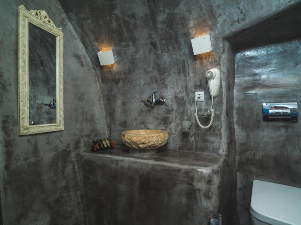 Kaleidoscope Cave Houses : photo 10 de la chambre maison troglodyte 2 chambres avec bain à remous extérieur - vue sur caldeira