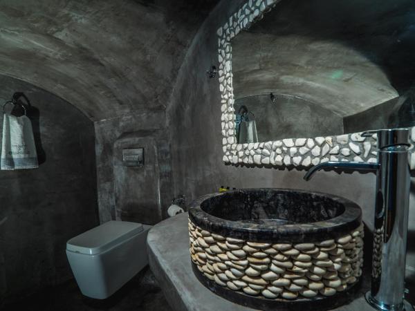 Kaleidoscope Cave Houses : photo 8 de la chambre maison troglodyte 1 chambre avec bain à remous extérieur - vue sur caldeira