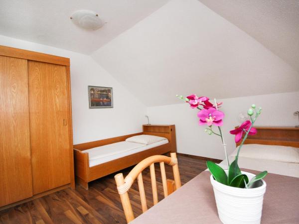 Hotel Olympia : photo 5 de la chambre chambre Économique lits jumeaux avec douche et toilettes communes