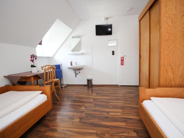 Hotel Olympia : photo 6 de la chambre chambre Économique lits jumeaux avec douche et toilettes communes