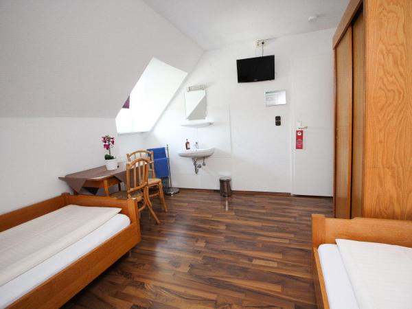 Hotel Olympia : photo 7 de la chambre chambre Économique lits jumeaux avec douche et toilettes communes