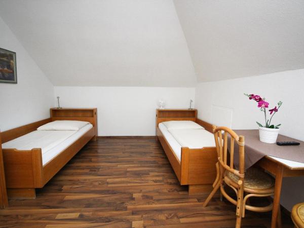 Hotel Olympia : photo 8 de la chambre chambre Économique lits jumeaux avec douche et toilettes communes