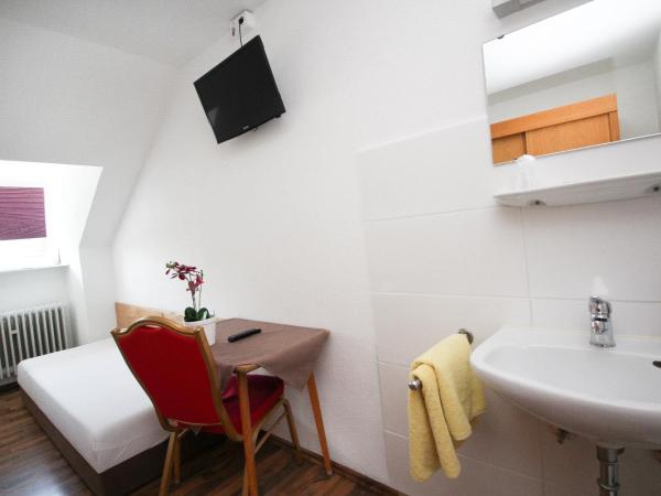 Hotel Olympia : photo 10 de la chambre chambre simple avec toilettes et douche communes