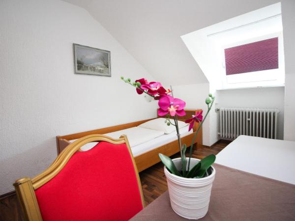 Hotel Olympia : photo 5 de la chambre chambre simple avec toilettes et douche communes