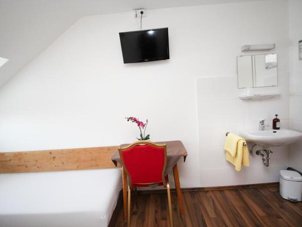 Hotel Olympia : photo 7 de la chambre chambre simple avec toilettes et douche communes