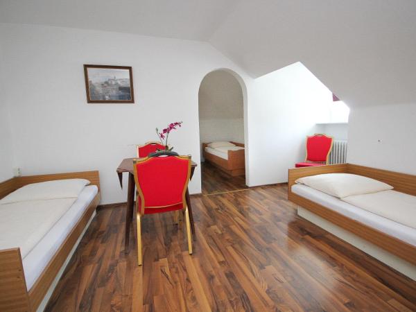 Hotel Olympia : photo 2 de la chambre chambre quadruple avec douche privée et toilettes communes