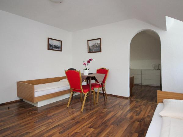 Hotel Olympia : photo 3 de la chambre chambre quadruple avec douche privée et toilettes communes