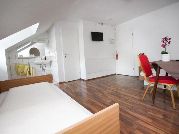 Hotel Olympia : photo 4 de la chambre chambre quadruple avec douche privée et toilettes communes