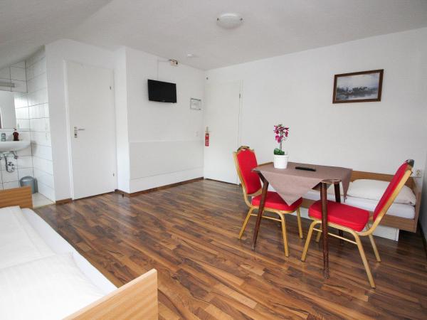 Hotel Olympia : photo 5 de la chambre chambre quadruple avec douche privée et toilettes communes