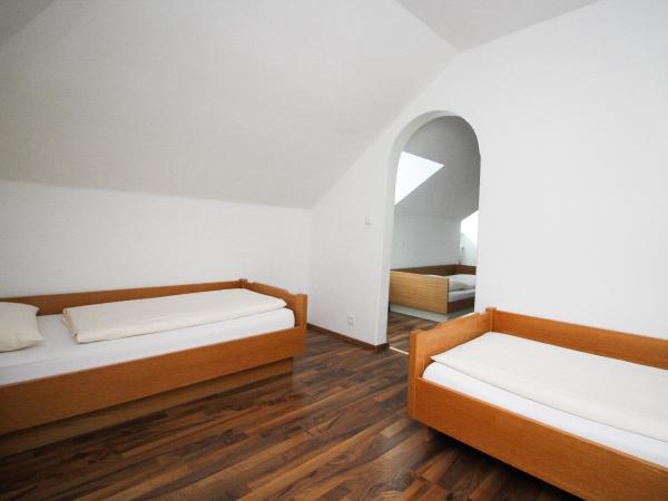 Hotel Olympia : photo 6 de la chambre chambre quadruple avec douche privée et toilettes communes