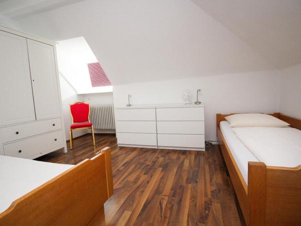 Hotel Olympia : photo 8 de la chambre chambre quadruple avec douche privée et toilettes communes