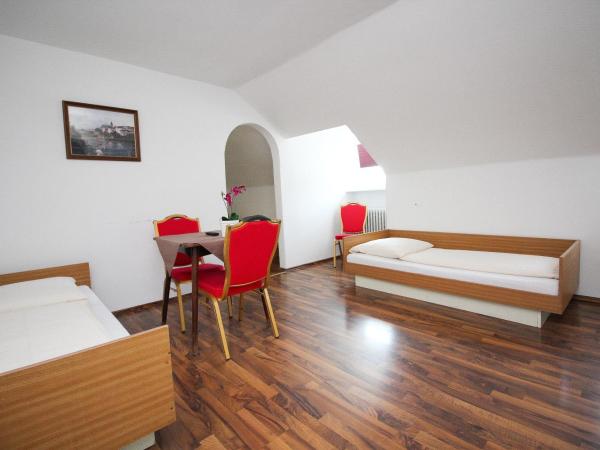 Hotel Olympia : photo 9 de la chambre chambre quadruple avec douche privée et toilettes communes