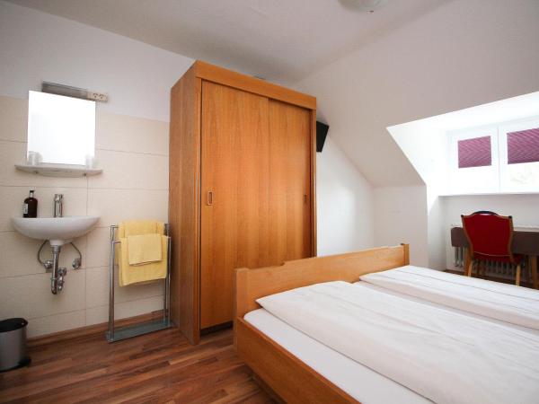 Hotel Olympia : photo 2 de la chambre chambre double avec douche et toilettes communes