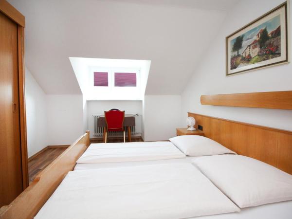 Hotel Olympia : photo 9 de la chambre chambre double avec douche et toilettes communes