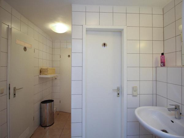 Hotel Olympia : photo 3 de la chambre chambre double avec douche et toilettes communes