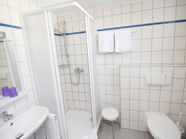 Hotel Pension Köberl : photo 5 de la chambre chambre double confort avec salle de bains privative
