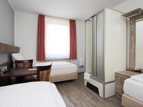 Hotel Pension Köberl : photo 1 de la chambre budget triple room with shower and shared toilet 